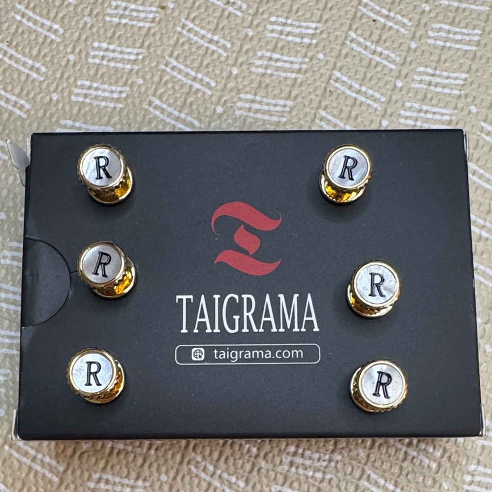 Taigrama Gold and Black Monogram “R”
Tuxedo Studs set of 6